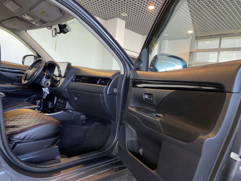 MITSUBISHI OUTLANDER