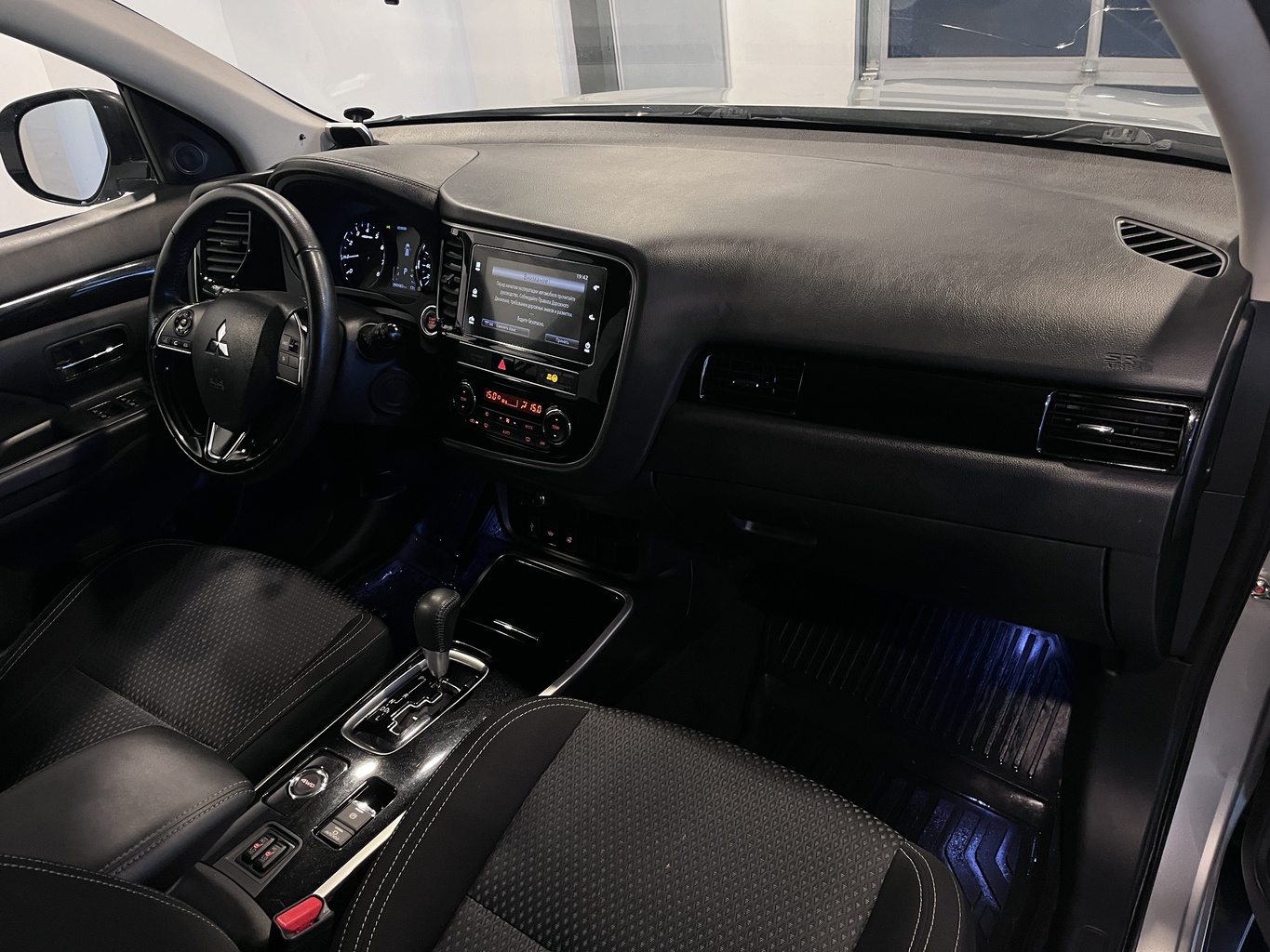 MITSUBISHI OUTLANDER