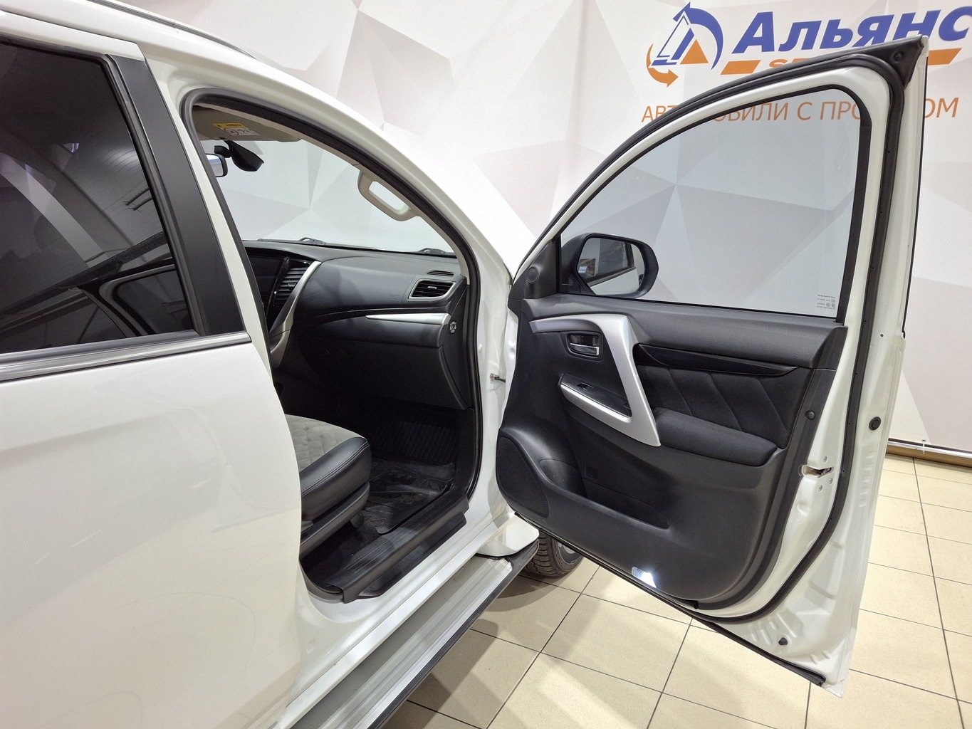 MITSUBISHI PAJERO