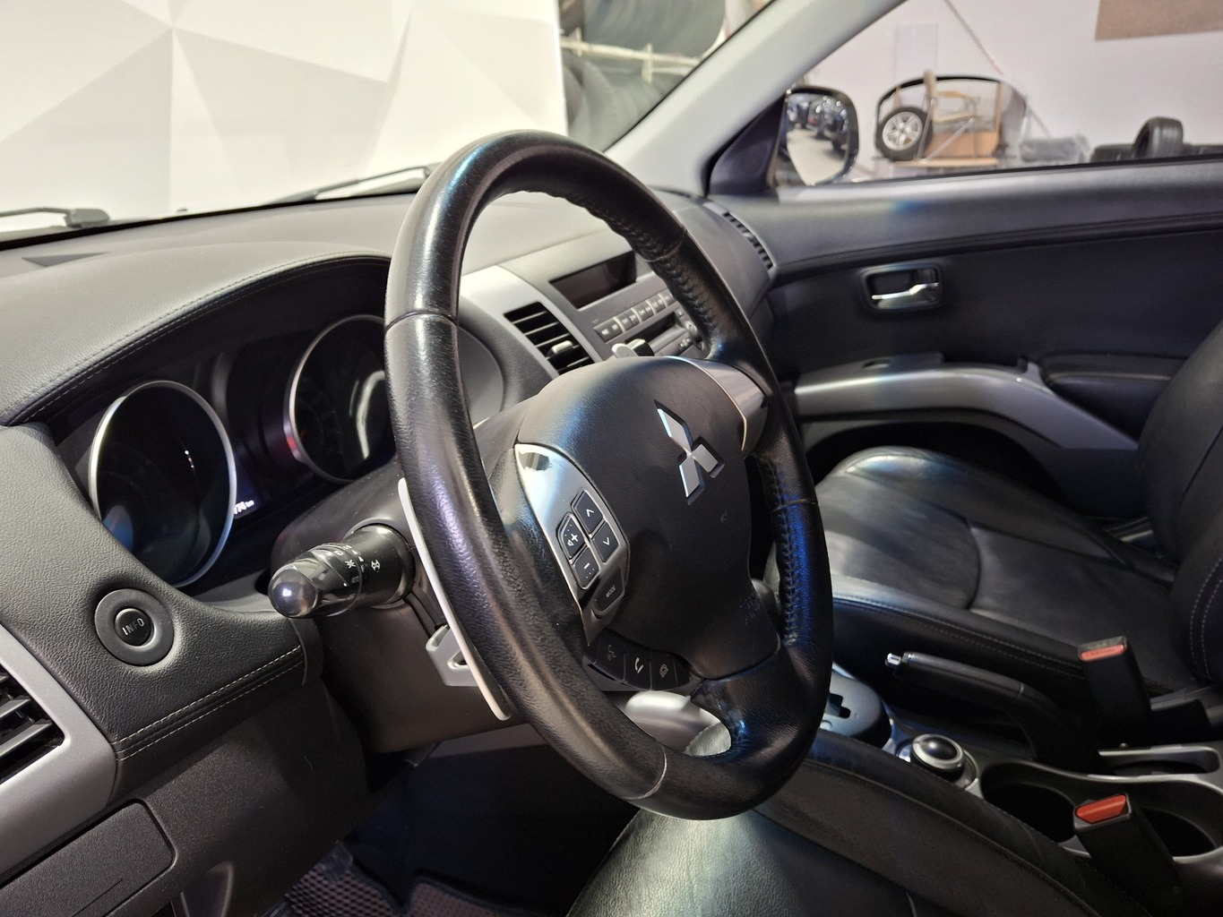MITSUBISHI OUTLANDER